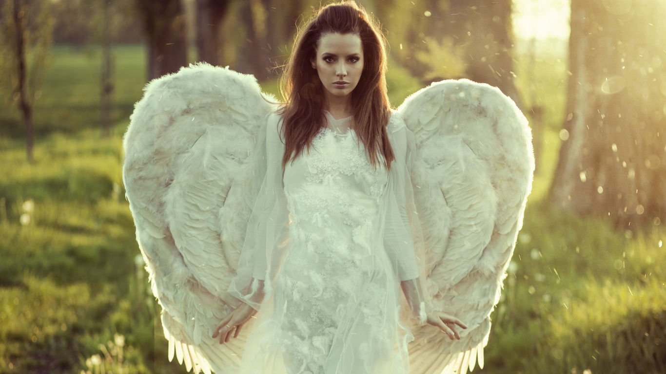 Женщина одетая в ангела